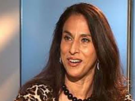 शोभा के घर लाठी-डंडा लेकर पहुंचे शिवसेना के प्रदर्शनकारी