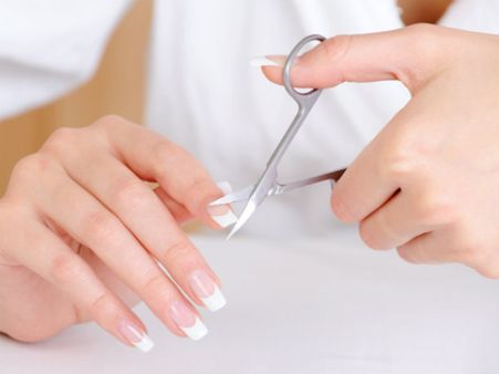 क्या आप जानते हैं कि नाखून कब कटवाने चाहिए?