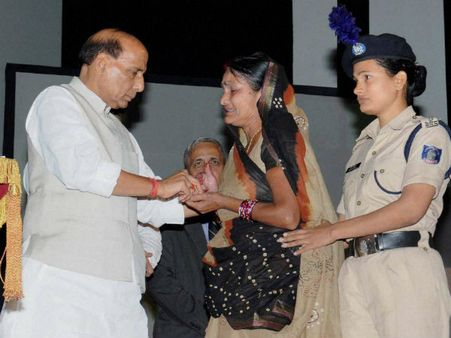 लिफ्ट में फंसे राजनाथ सिंह, रेसक्यू कर निकालें गए बाहर