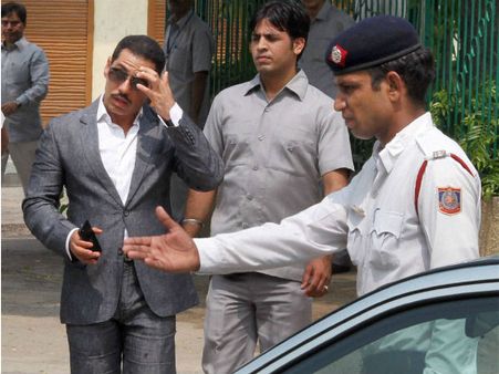 पार्क में मिला संदिग्ध बैग और हीरो बन गए राबर्ट वाड्रा, जानिए कैसे?