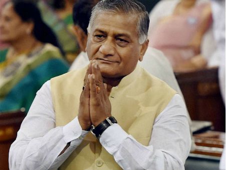 झुक गए वीके सिंह, 'Presstitude' के लिए मीडिया से मांगी माफी