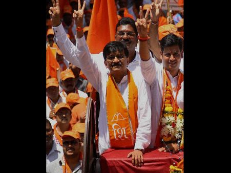 मुस्लिमों के खिलाफ शिवसेना ने उगली आग, कहा छीन लेना चाहिए वोटिंग का अधिकार