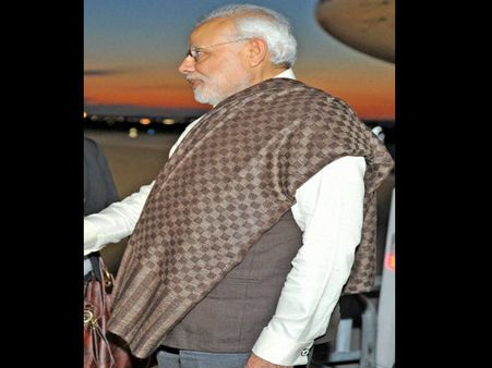 नमो सूट के बाद अब पीएम मोदी के शॉल पर विवाद