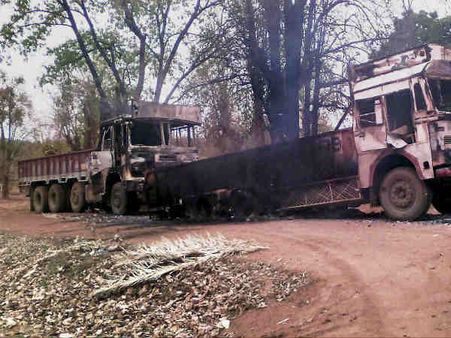 छत्तीसगढ़ में शहीदों के शव जंगलों में, देखता रहा देश