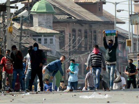 मसरत आलम के समर्थन में उग्र हुए प्रदर्शनकारी, 1 की मौत