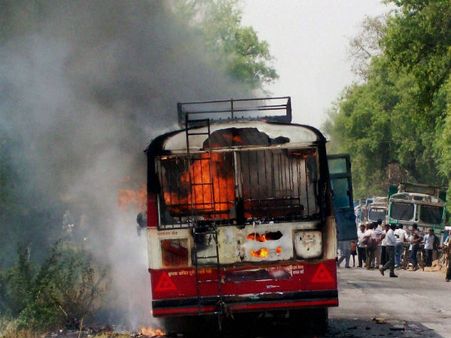 यूपी: अमेठी में चलती बस में अचानक लगी आग, 9 जिंदा जले, 5-5 लाख मुआवजे का ऐलान