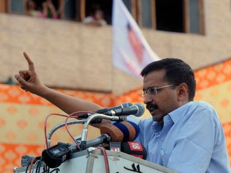 दिल्ली के बवाना में अरविंद केजरीवाल के सभा में जबरदस्त हंगामा