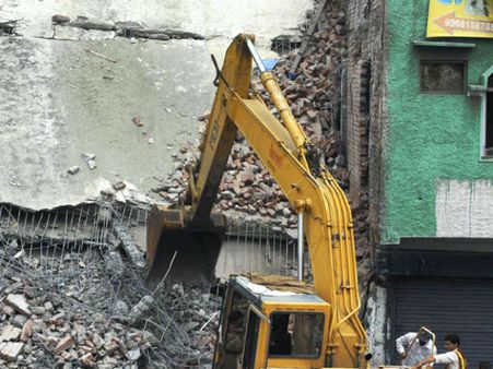 दिल्ली: मोती नगर में गिरी तीन मंजिला इमारत, 1 की मौत, 6 घायल