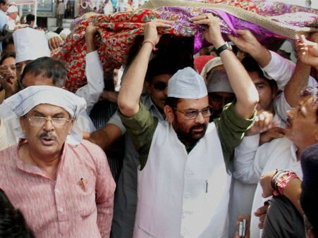 Pics: ख्वाजा साहब के दर पर नकवी ने चढाई पीएम मोदी की चादर