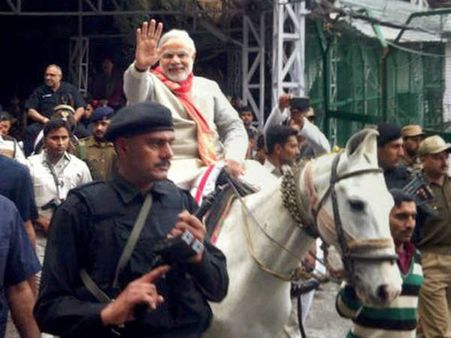 Pics: भगवान के दर पर पहुंचे राजनेता, किसी ने मांगी मन्नत तो किसी ने चढ़ाई चादर