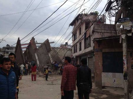 देखें वीडियो: भूकंप से नेपाल में भारी नुकसान, कई इमारतें ढ़ही, सड़कों में पड़ी दरारें