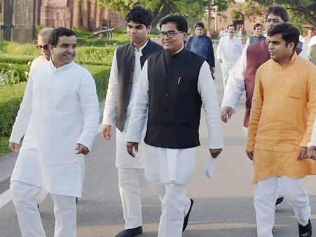 नेपाल में लाशों का ढ़ेर, लेकिन सपा सांसद को बस अपनों की फ्रिक