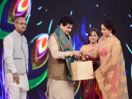 Pics: मथुरा में एमपी हेमामालिनी ने करवाया 'श्रीकृष्ण महोत्सव' का आयोजन, जमकर नाचा बॉलीवुड