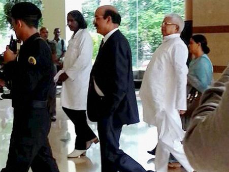 सरकार ने लोगों को दिया भूकंप ने भी बड़ा झटका: लालू