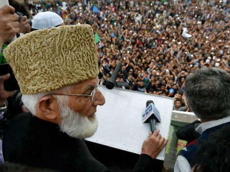 त्राल पहुंचें गिलानी, सभा में फिर लहराया पाक का झंडा