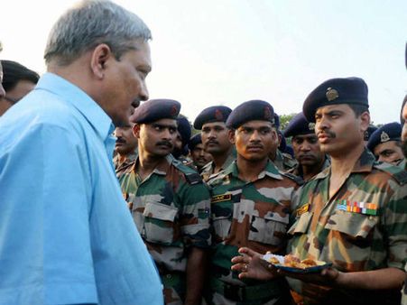 सरहद के रखवाले की हौसला अफजाई की मनोहर पर्रिकर ने