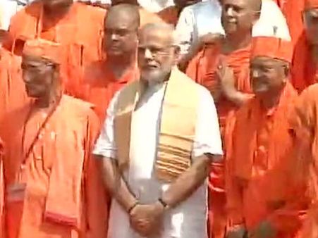 Pics: पीएम मोदी ने दक्षिणेश्वर मंदिर, बेलूर मठ के दर्शन किए