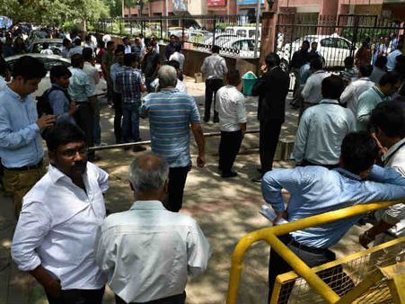 भूकंप असर-संसद से लेकर दिल्ली सचिवालय से बाहर निकले लोग