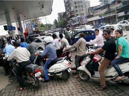 15 दिनों में दूसरी बार महंगाई की मार, पेट्रोल-डीजल हुआ महंगा