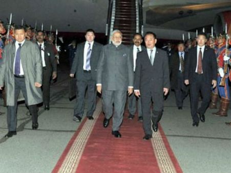 मंगोलिया के शानदार स्वागत से गदगद पीएम मोदी, एक अरब डॉलर की मदद करने को तैैयार