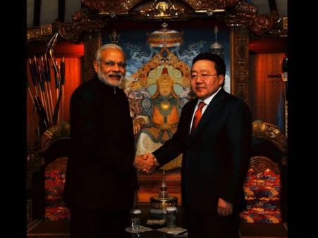 Video: प्रेसिडेंट एल्बेगदोर्ज के सामने मोदी ने बजाया मंगोलियाई इंस्ट्रूमेंट