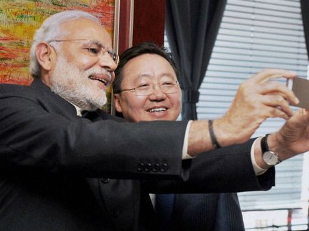 Pics: मंगोलिया दौरे पर मोदी ने सेल्फी,घुड़सवारी, तीरंदाजी का लुत्फ उठाया