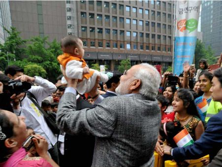 Video-सियोल में दिखा पीएम का नया रूप, हवा में उछाला बच्चे को