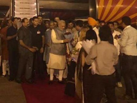 Pics: चीन-मंगोलिया-कोरिया की यात्रा से भारत लौटे पीएम मोदी, हुआ भव्य स्वागत