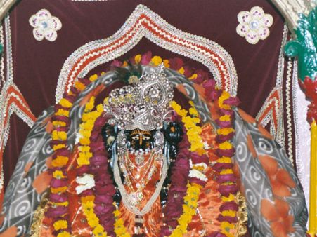 मुश्किल में फंसे भगवान, हड़ताल पर गए पुजारी