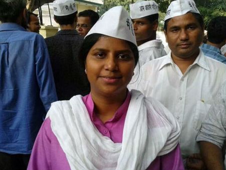 आरोपों में घिरी AAP की राखी बिड़ला, लगे भ्रष्टाचार के आरोप