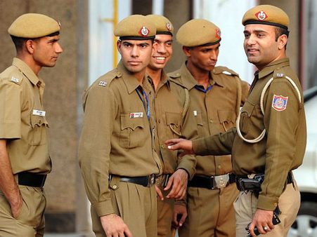डराती है दिल्ली: लड़की पर कमेंट करने से रोका तो चाकू मारकर कर दी हत्या