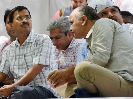 जारी है दिल्ली की 'जंग' ACB चीफ को लेकर फिर भिड़ें केजरीवाल-जंग