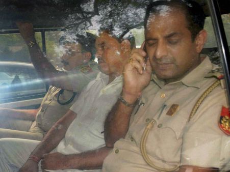 फर्जी डिग्री विवाद: अरेस्ट कर पूर्व कानून मंत्री तोमर को लखनऊ ले गई पुलिस