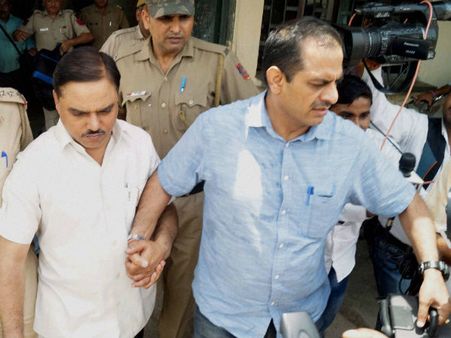 कहां चले गए फर्जी डिग्री केस में फंसे तोमर के घरवाले