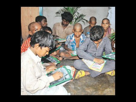 मिसाल: जिन्हें नहीं मिलता कहीं एडमिशन उनके लिए 'प्‍लेटफॉर्म स्‍कूल'