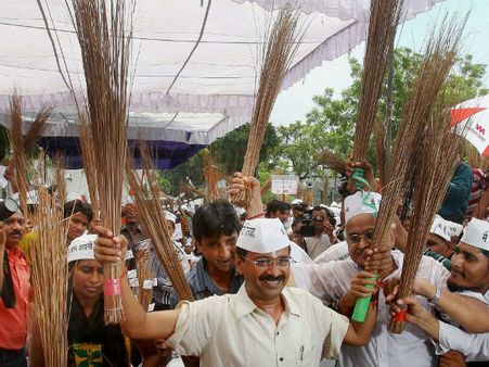 सड़कों पर झाडू लेकर उतरे 'आप, विरोधियों ने बताया नौटंकी