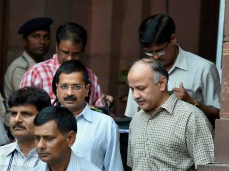 दिल्ली की 'जंग' के साथ राजनाथ सिंह में मिलें केजरीवाल