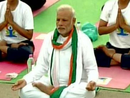 राजपथ पर 35000 लोगों के साथ पीएम मोदी ने किया योग, देखें तस्वीरें