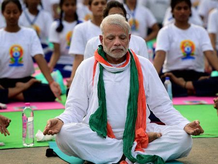 योग दिवस पर PM मोदी ने किया 'गलत' आसन, फोटो वायरल