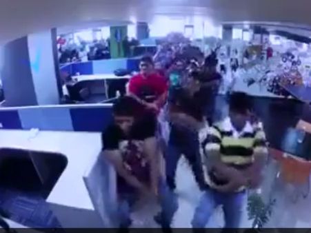 वीडियो- नौकरी के पहले दिन गंगनम स्टाइम में नाचा New Employee