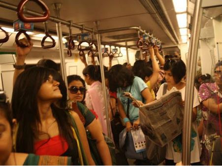 मेट्रो में सफर करने वाले खूबसूरत लड़कियों से रहें सावधान, क्योंकि...