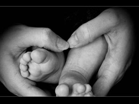 शर्मनाक! बच्चे को जन्म देते वक्त भी होता महिलाओं के साथ यौन उत्पीड़न
