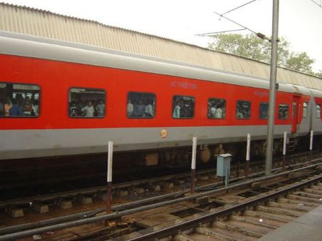 नई दिल्ली-कानपुर शताब्दी में बड़ा हादसा, डीजल टैंक में ब्लास्ट