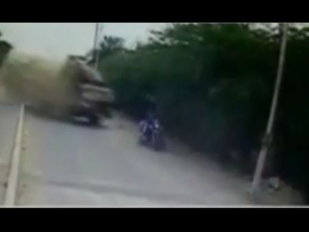 सड़क हादसे का अब तक का सबसे भयानक Video, 3 सेकेंड में 4 जिदगियां तबाह
