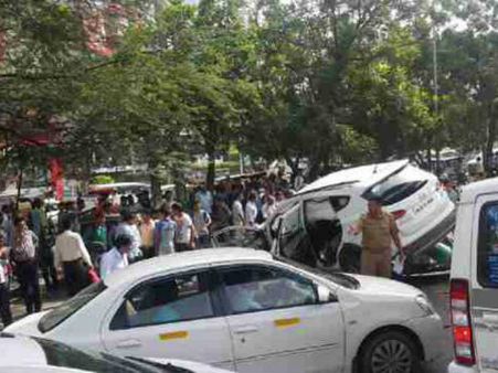 गुड़गांव में बीच सड़क गैंगवार, एक की मौत, ऑटो पर चढ़ गई SUV