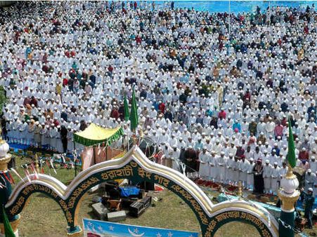 Pics: पूरे देश में ईद की धूम, गले मिले लोग,बांटी खुशियां