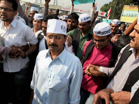 केजरीवाल ने पुलिस कमिश्नर को भेजा समन, सोमवार को कार्यालय में पेश हो