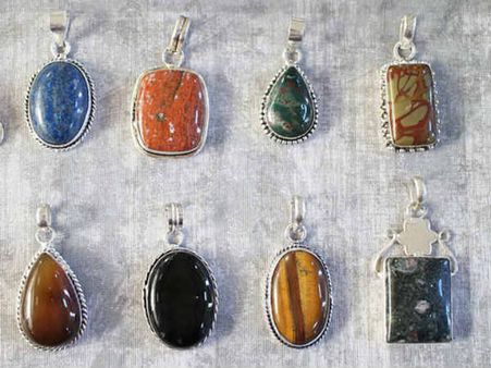 जीवन में चंद्रमा की ऊर्जा को सं‍तुलित करने के लिये रत्न व रंग