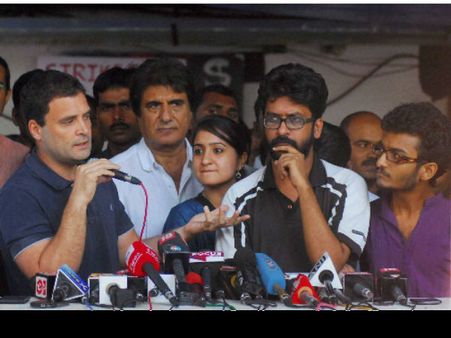 राहुल गांधी ने मांगी मांफी, पार्टी कार्यकर्ता सकते में