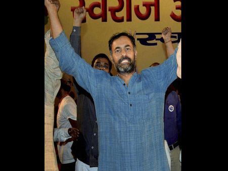 दिल्ली पुलिस की हिरासत में योगेन्द्र यादव, कहा पुलिस ने की बेरहमी से पिटाई